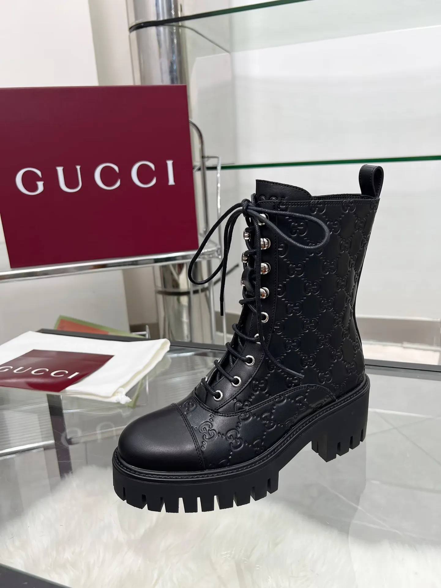 👟👟Ex-factory price 660👟👟 New version of Gucci GUCCI hot sale✅Ankle boots 🎉Very easy to match👍Specially showing retro British style, advanced 3D printing, front Gucci buckle decoration💎LOGO✅ Fabric: imported cowhide🐂 Inner/foot pads: cow lining Color: black green Size: 35-42 {2 heads need to be customized} Heel height: 5cm TPU outsole Packing: Comes with card and cloth bag.
